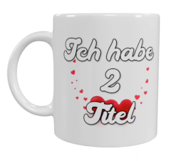Mama & Oma Keramik-Tasse – „Ich habe 2 Titel“ (330 ml)